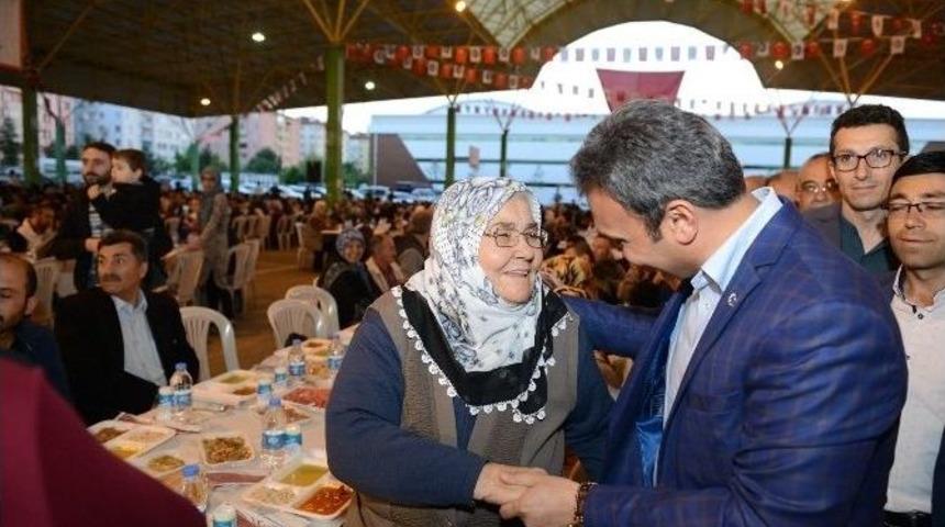 5 Bin Kişi Mahalle İftarında Buluştu