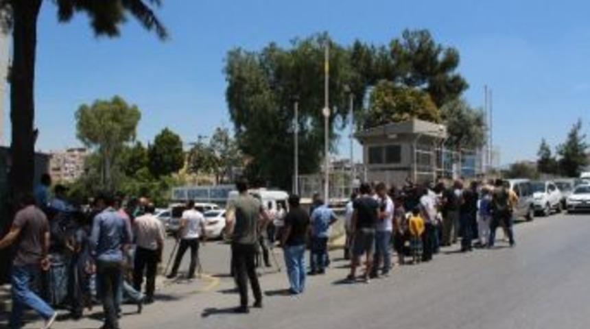 İzmirliler, Seri Katili Görmek İçin Bekliyor