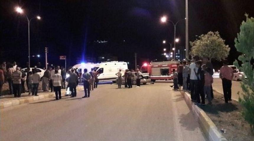 İki Otomobil &Ccedil;arpıştı: 4 Yaralı