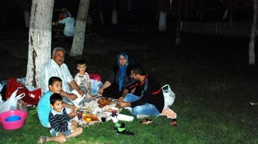 Melikgazi&rsquo;de Vatandaşlar İftar Saatinde Parkları Tercih Ediyor