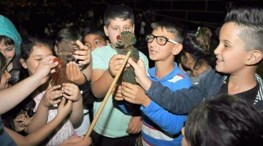 Akşehirli &Ccedil;ocuklar Karag&ouml;z Hacivat&rsquo;la Eğlendi