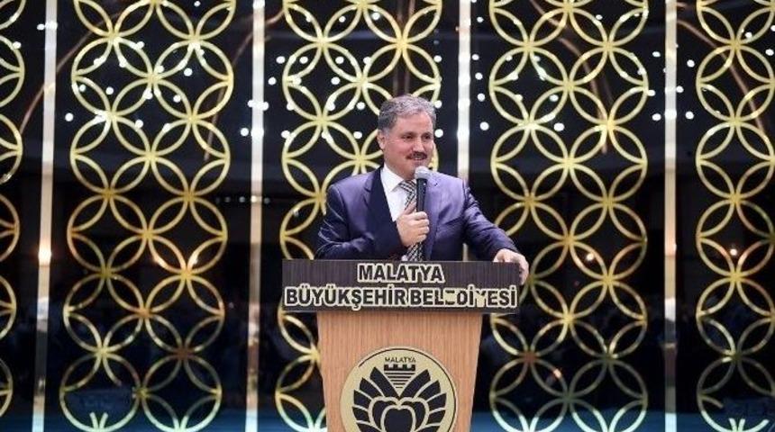 Başkan Ahmet &Ccedil;akır, Muhtarlarla İftar Yemeğinde Bir Araya Geldi