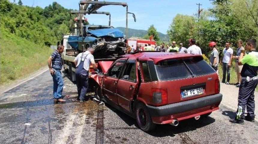 İki Otomobil Kafa Kafaya &Ccedil;arpıştı: 7 Yaralı
