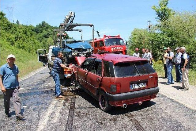 İki Otomobil Kafa Kafaya Çarpıştı: 7 Yaralı