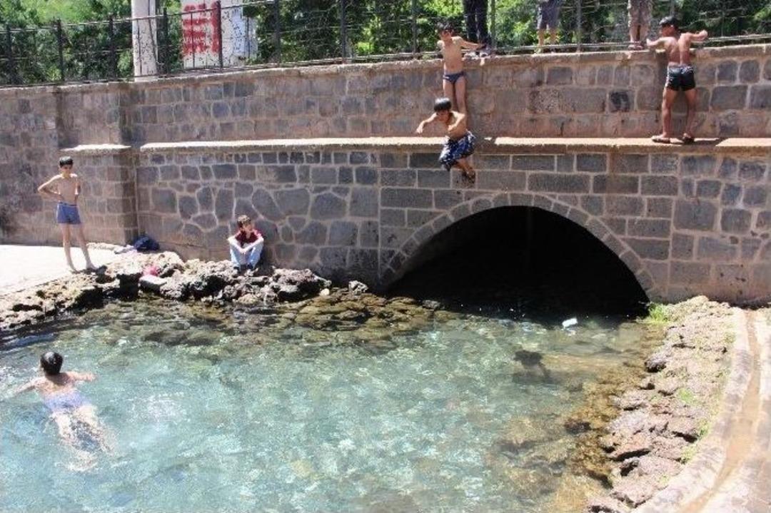 &Ccedil;ocuklar S&uuml;s Havuzunda, B&uuml;y&uuml;kler Camide Serinliyor