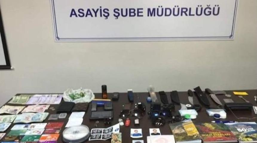 Seri Katil, Kurbağa Ve B&ouml;cek Yiyerek Hayatta Kaldı