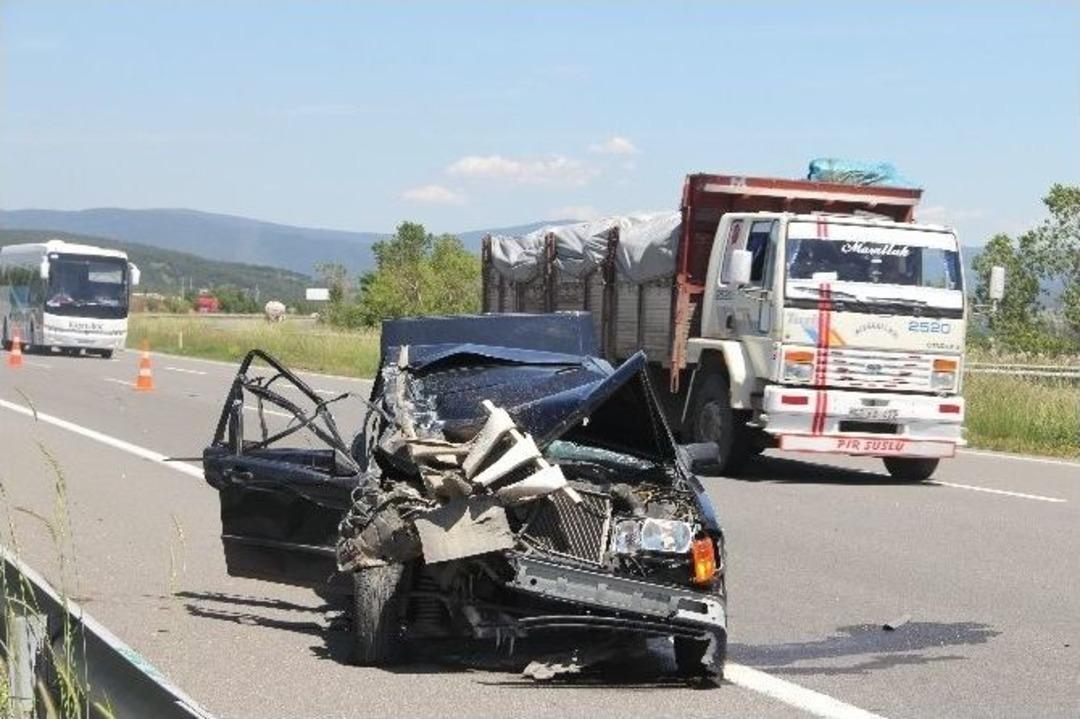 Otomobil Tır&rsquo;a &Ccedil;arptı: 4 Yaralı