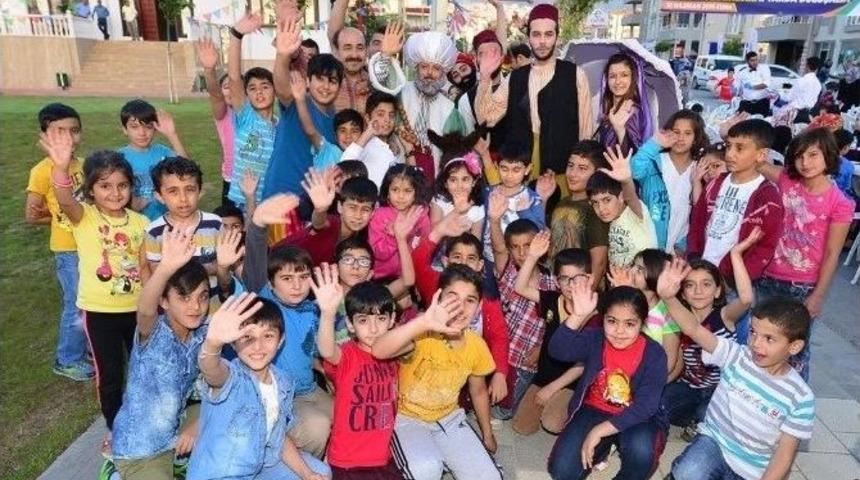 Meydan İftarında &Uuml;&ccedil; Bin Kişiyle Aynı Sofrada İftar