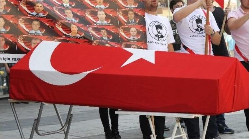Ter&ouml;r T&uuml;rk Bayrağına Sarılı Tabutla Protesto Edildi