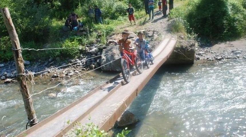 K&ouml;pr&uuml; &Uuml;st&uuml;nde &Ouml;l&uuml;mle Burun Buruna Yolculuk