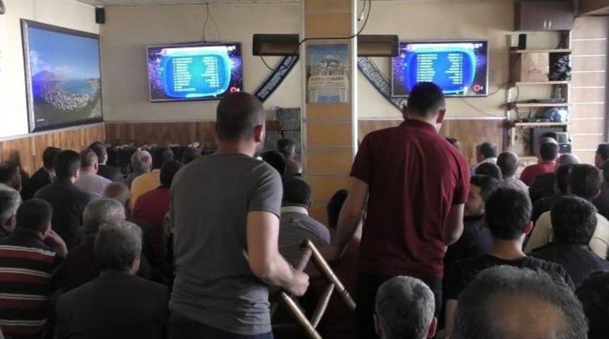 Bitlisliler T&uuml;rkiye Ma&ccedil;ı İ&ccedil;in Kahvelere Akın Etti