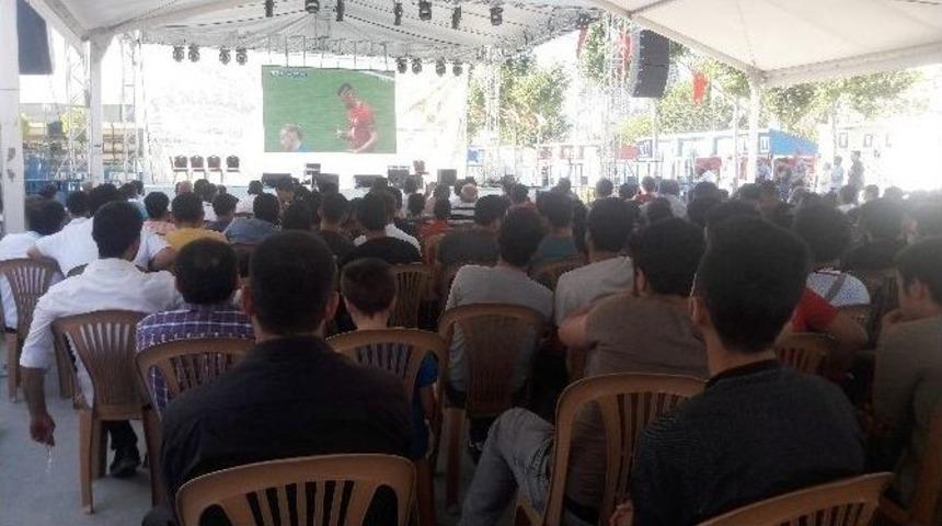 Esenyurt&rsquo;ta Dev Ekranda Milli Ma&ccedil; Heyecanı