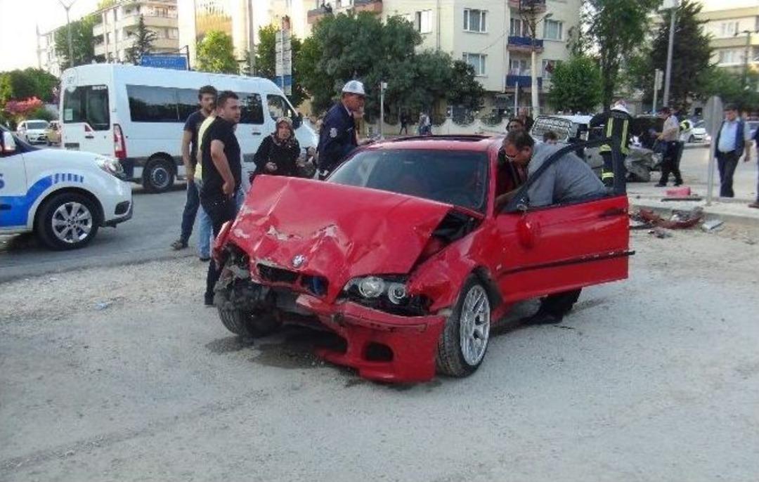 Kamyonet İle Otomobil &Ccedil;arpıştı: 6 Yaralı