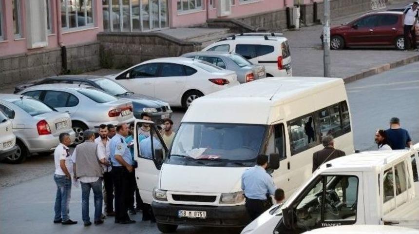 Sokak Ortasında Pompalı T&uuml;fekli Ve Sopalı Kavga