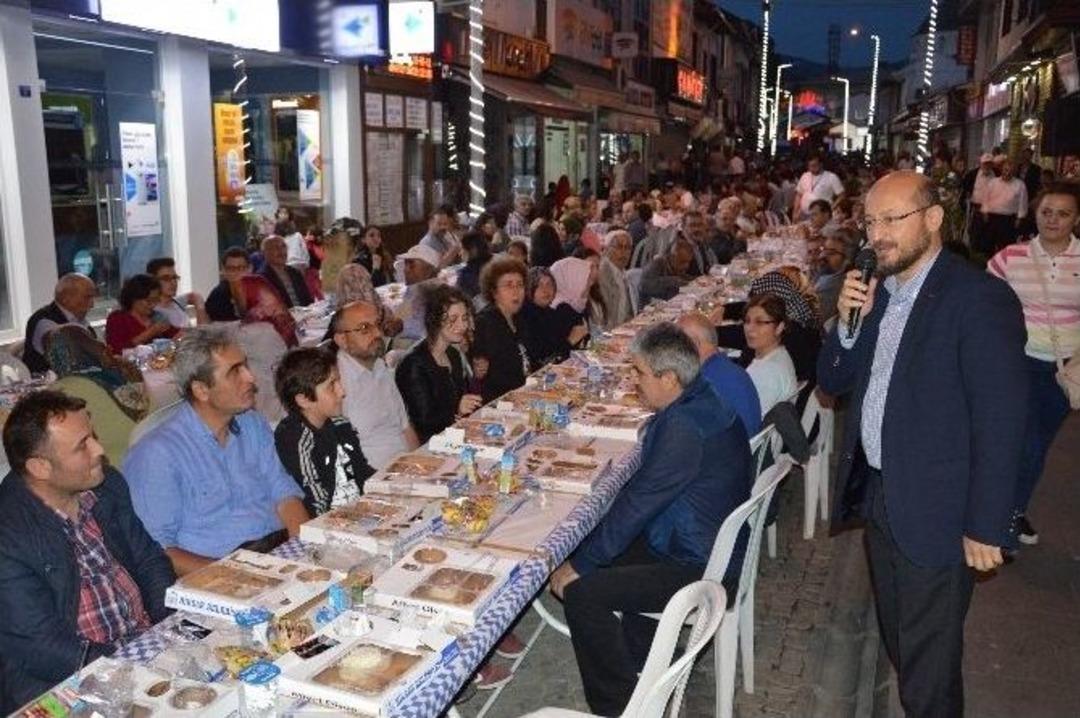 Niksar Belediyesi&rsquo;nden 3 Bin Kişilik Sokak İftarı