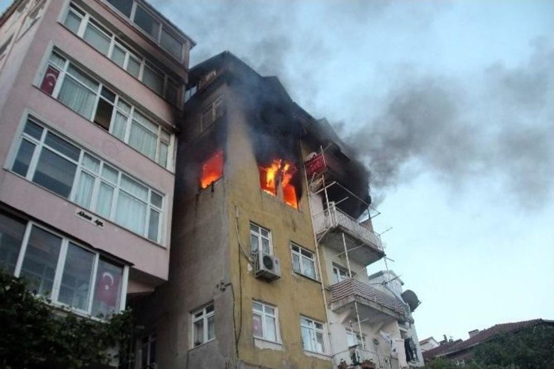 Alevlere Teslim Olan Binada Bir Kişi Ağır Yaralandı