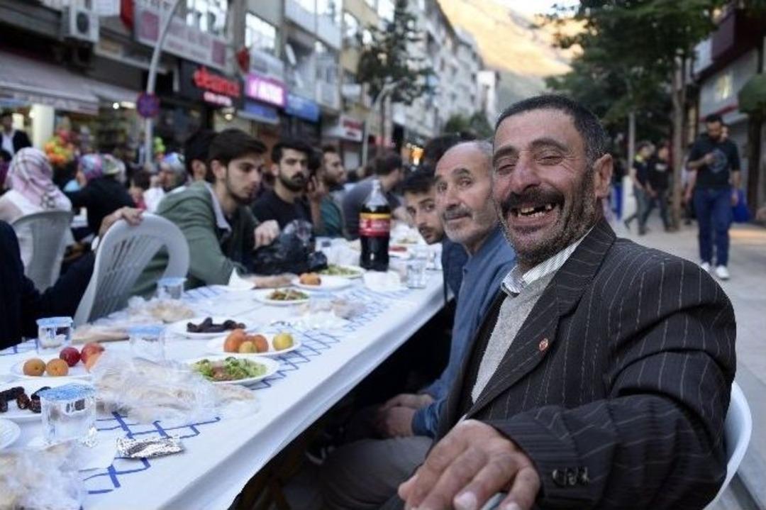 G&uuml;m&uuml;şhane&rsquo;de 4 Bin Kişi Aynı İftar Sofrasını Paylaştı