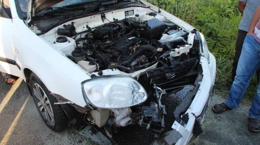 Kaza Sonrası Yanan Otomobili Vatandaşlar S&ouml;nd&uuml;rd&uuml;