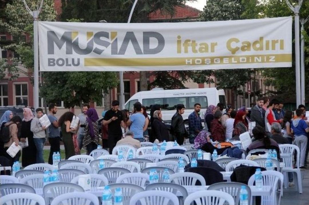M&uuml;siad, Kardeşlik Sofrasında G&uuml;nde 800 Kişiye İftar Yemeği Veriyor