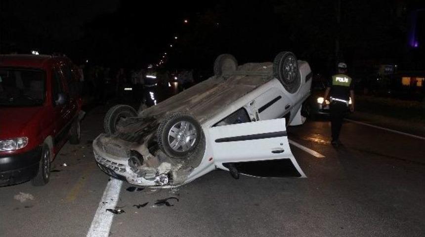 Araca &Ccedil;arpıp Takla Attırdı, Olay Yerinden Ka&ccedil;tı