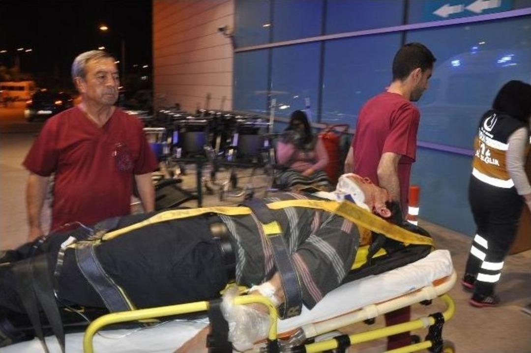 İş&ccedil;i Servine &Ccedil;arpan Tır İşyerine Daldı: 1&rsquo;i Ağır 4 Yaralı