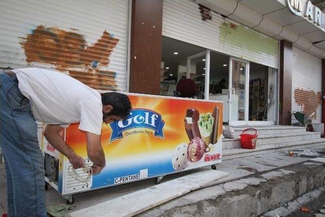 (özel Haber) Yüksekova Esnafı Kepenk Açmaya Başladı