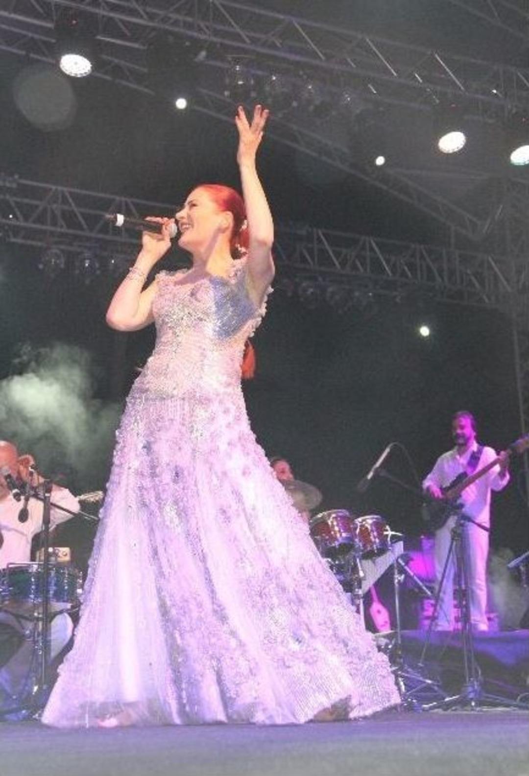 Candan Er&ccedil;etin Ve Kardeş T&uuml;rk&uuml;ler Mersinlileri Coşturdu