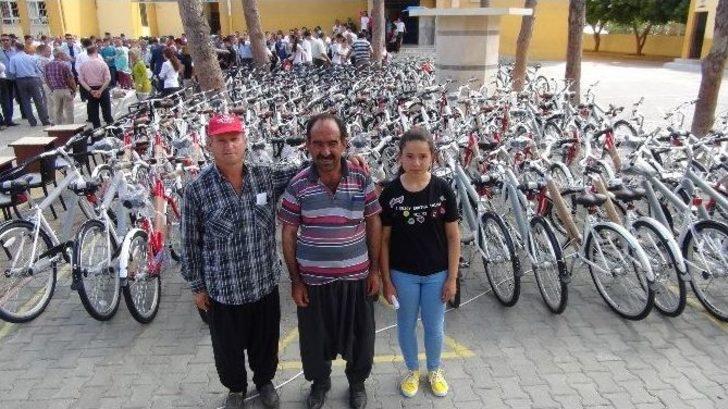 Silifke’de Başarılı Öğrencilere Bisiklet Dağıtıldı