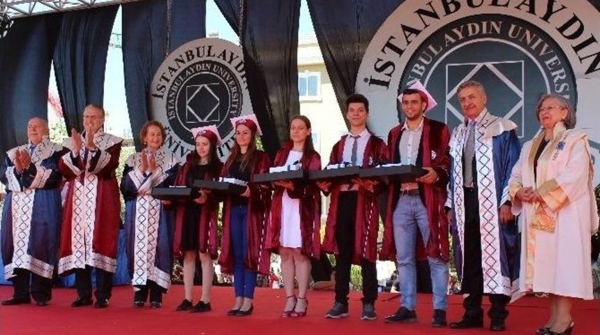 İa&uuml;&rsquo;de 11&rsquo;nci Mezuniyet Coşkusu