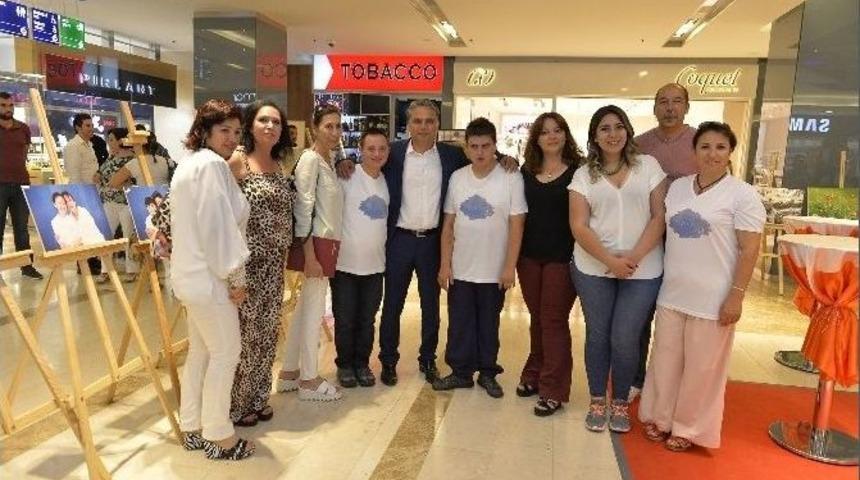Başkan Uysal &Ouml;zel &Ccedil;ocukların &Ccedil;ektiği Fotoğraf Sergisini Gezdi