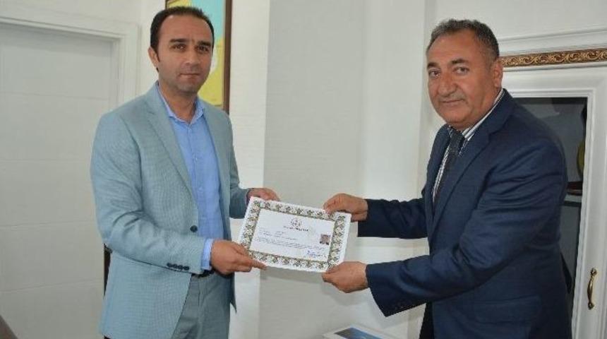 İl&ccedil;e Milli Eğitim M&uuml;d&uuml;r&uuml; Y&uuml;zer&rsquo;e Başarı Belgesi