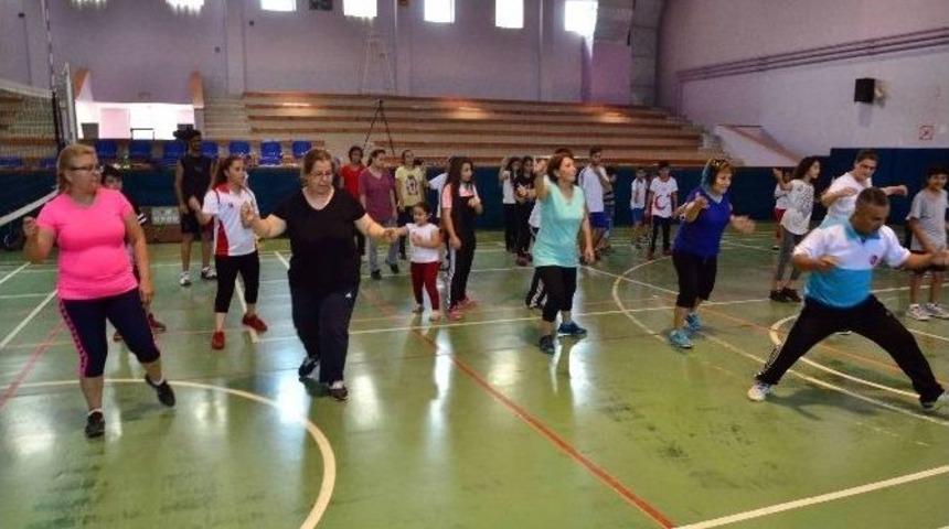 Adana&rsquo;da &ldquo;ailemle Spor Yapıyorum Projesi&rdquo;ne Yoğun İlgi