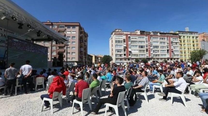 K&uuml;tahyalılar Milli Ma&ccedil;ları Dev Ekrandan İzliyor