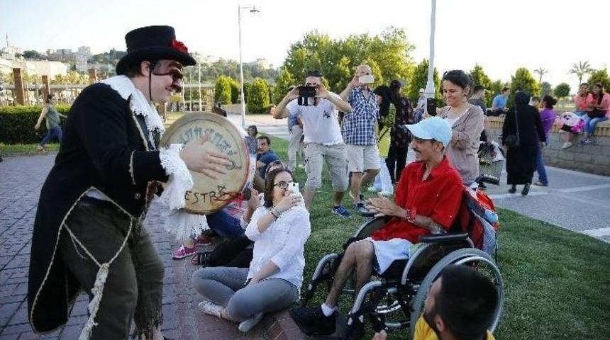 İzmirliler Sokak Tiyatro&rsquo;ya Doydu