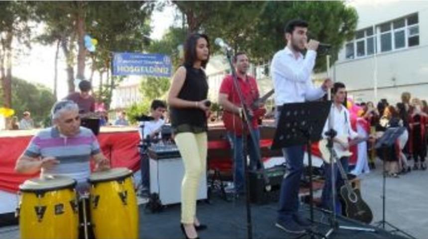Burhaniye&rsquo;de &Ouml;ğrenci Orkestrası Coşturdu