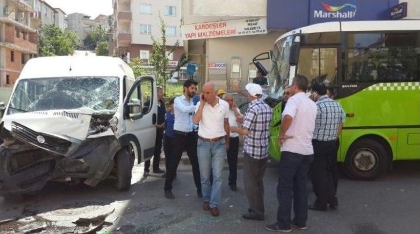 Freni Patlayan Servis Aracı, Yolcu Midib&uuml;s&uuml;ne &Ccedil;arptı: 20 Yaralı