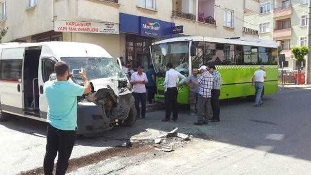 Freni Patlayan Servis Aracı, Yolcu Midibüsüne Çarptı: 20 Yaralı