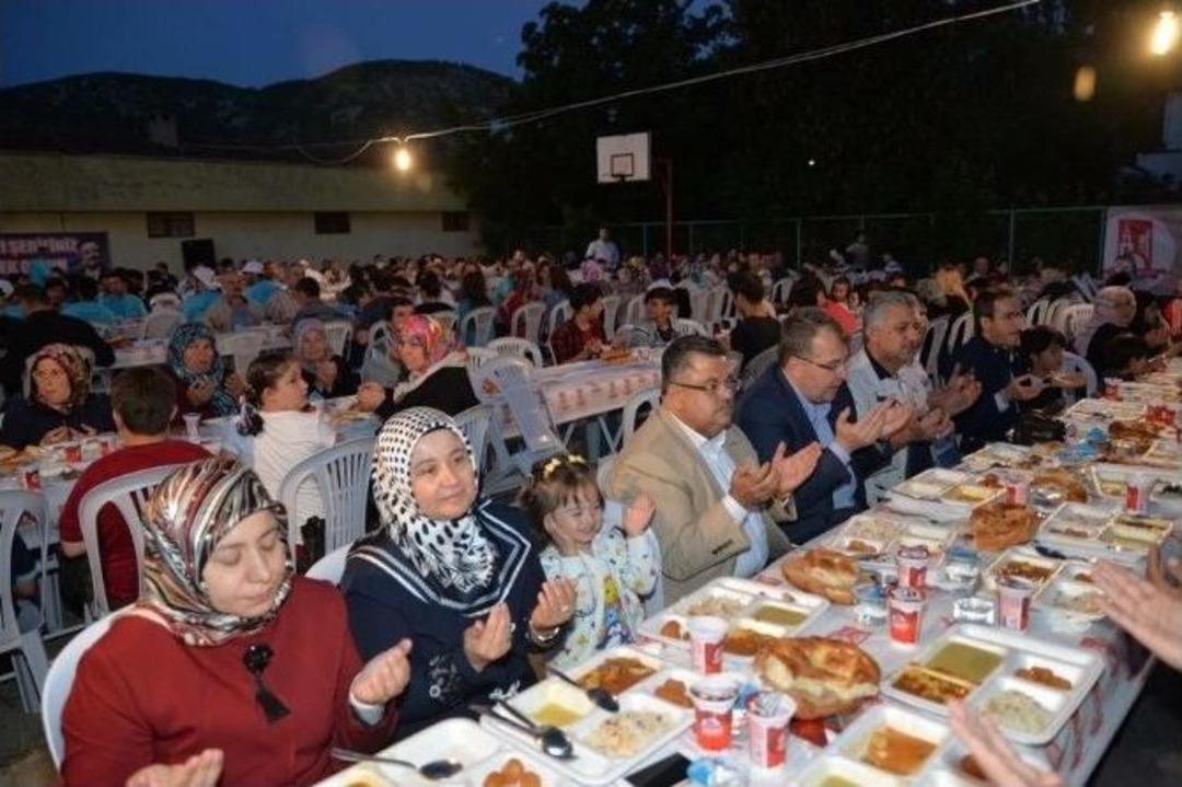 İstasyon Mahallesi&rsquo;nde Binlerce Vatandaş Aynı İftar Sofrasında Buluştu