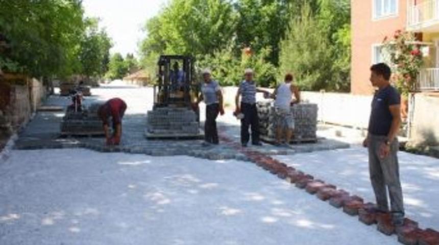 Dinar Belediyesi Kilitli Parke Taşı D&ouml;şeme &Ccedil;alışmalarına Devam Ediyor