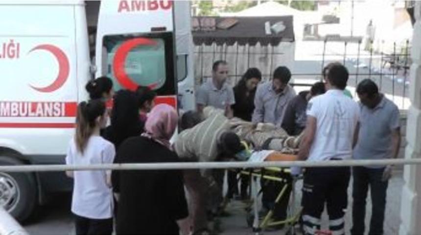 Kendini Balkon Demirlerine Asarak İntihar Etti