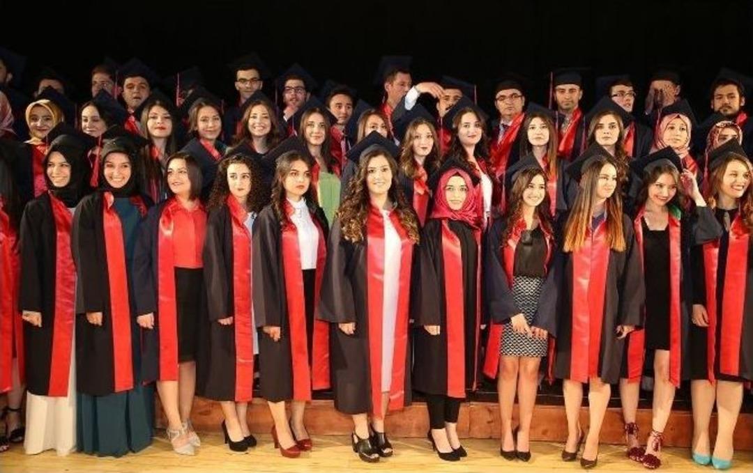 Er&uuml; Hukuk Fak&uuml;ltesi 9. D&ouml;nem Mezunlarını Verdi