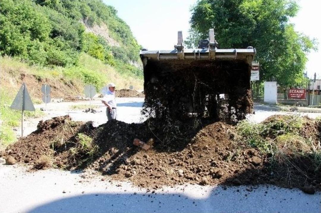 "bu Cadde Tapulu Arazim" Diyerek 4 Şeritli Yolu Kapattı