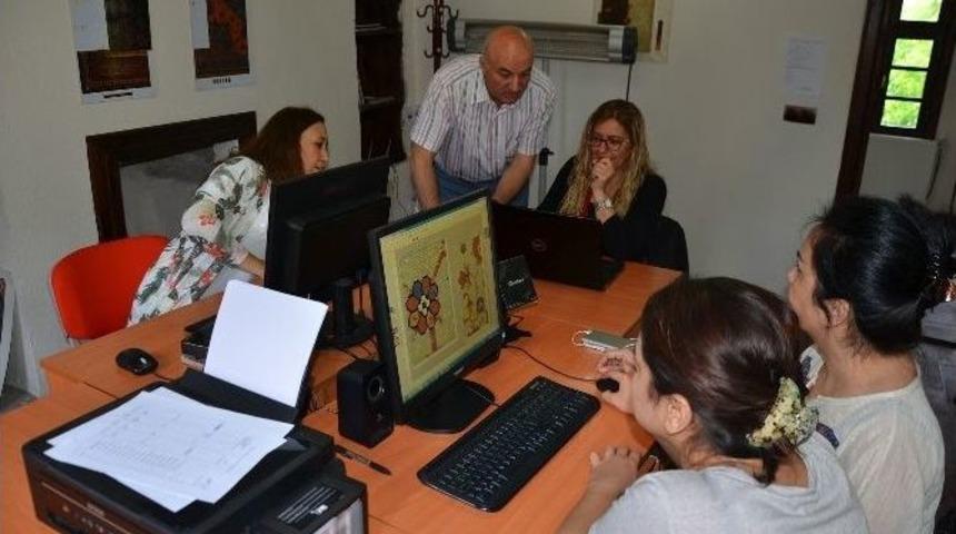 Uşak Halıları Modern &Ccedil;izgilerle D&uuml;nya Pazarına &Ccedil;ıkmaya Hazırlanıyor