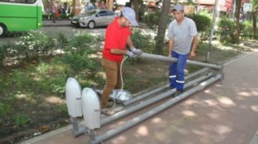 Y&uuml;r&uuml;y&uuml;ş Yolu&rsquo;ndaki Aydınlatma Direkleri Yenileniyor
