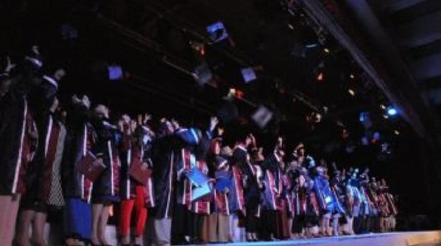 Turgut &Ouml;zal Tıp, &Uuml;&ccedil;&uuml;nc&uuml; D&ouml;nem Mezunlarını Verdi