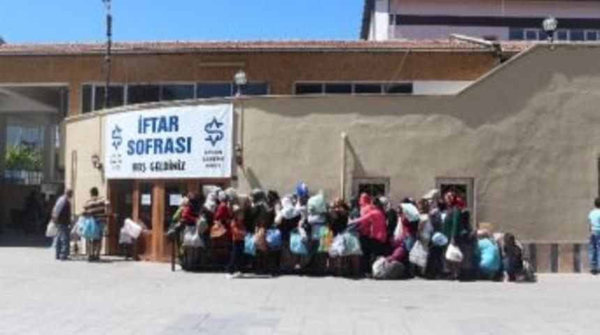 Ayhan Şahenk Vakfı Ramazanda G&uuml;nde 2 Bin 600 Kişiye Sıcak Yemek Veriyor