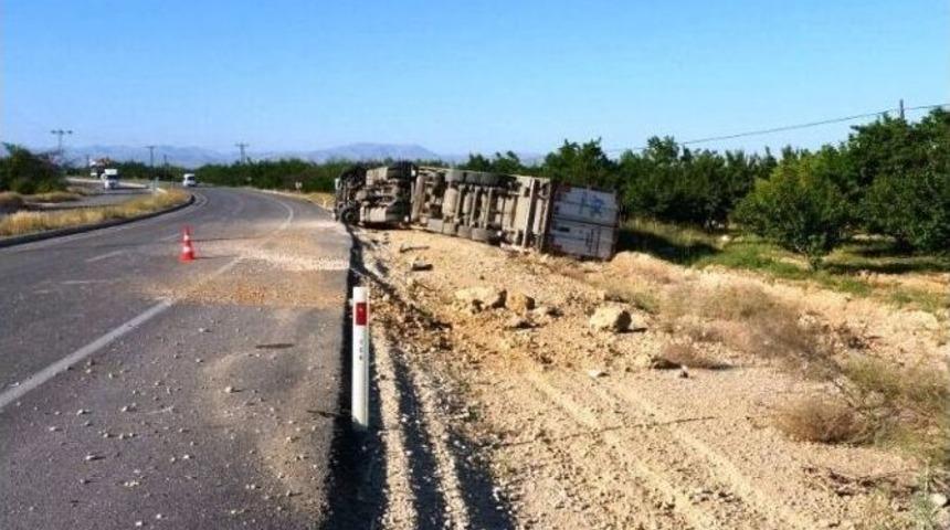 Malatya-sivas Karayolunda Tır Devrildi: 1 Ağır Yaralı