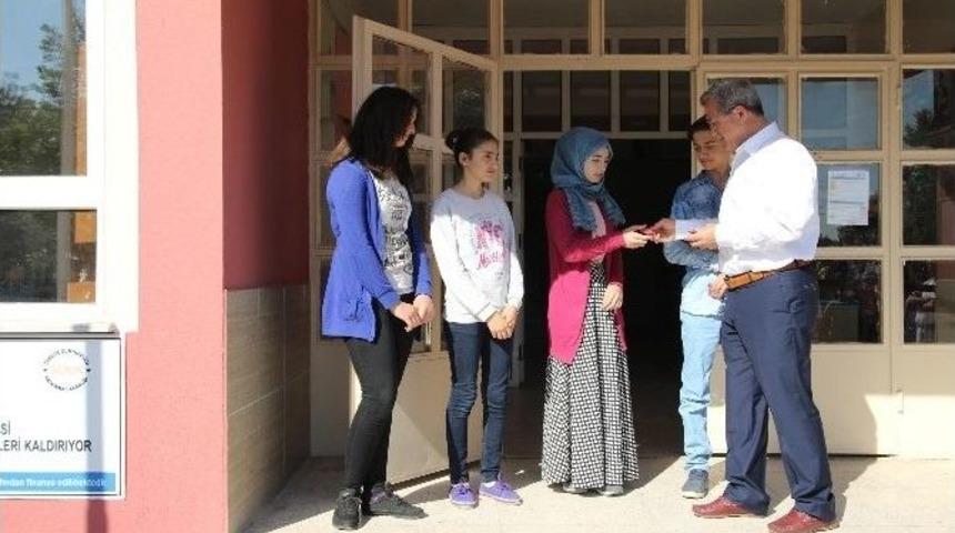 Başkan Akcan&rsquo;dan Başarılı &Ouml;ğrencilere Hediye