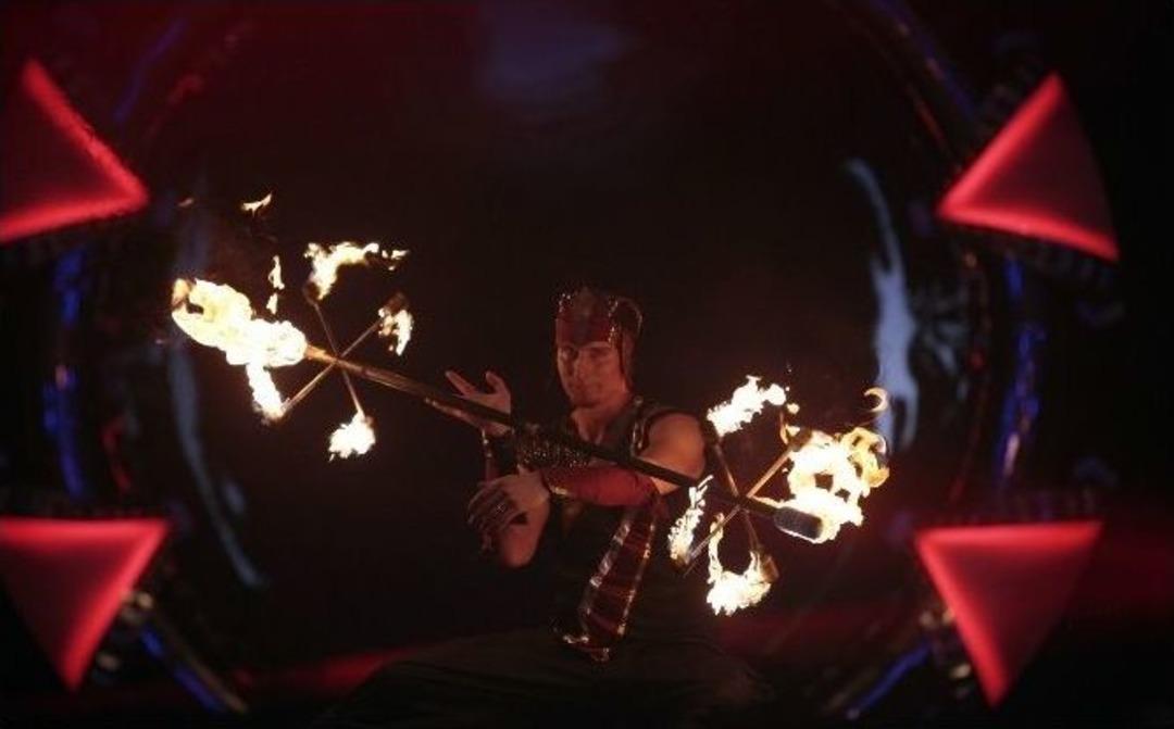 Phoenix Fire Dancer&rsquo;dan Nefes Kesen G&ouml;steri