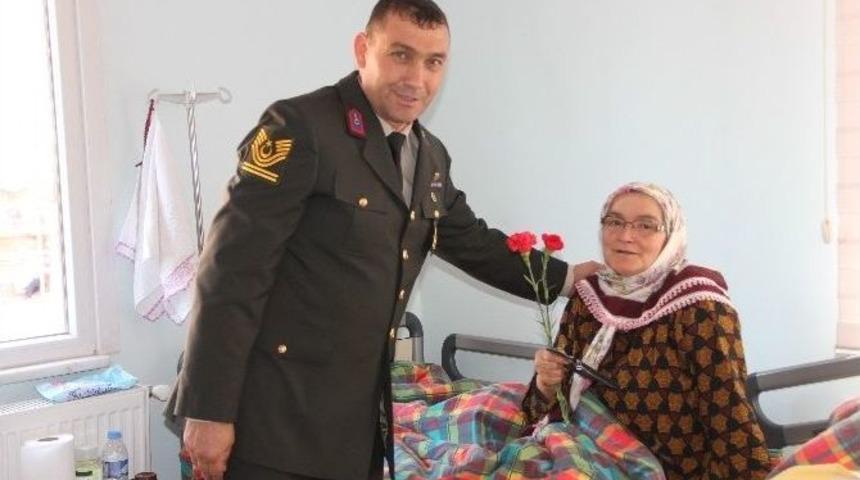 Jandarmadan Hasta Ve Yaşlılara Karanfil Hediyesi